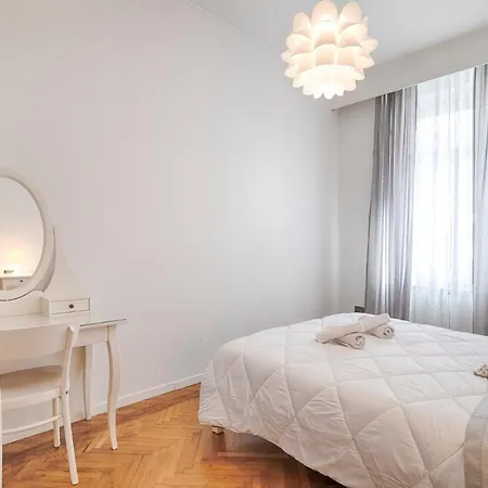 Mihaela - Charme Near The Station Apartment