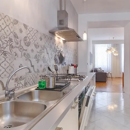 Apartment Mihaela - Charme Near The Station *